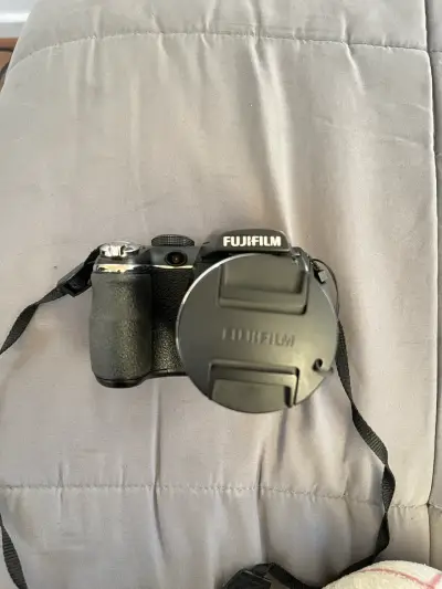 Cámara Fujifilm FinePix S4200 en buen estado - miniatura 1