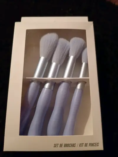 Set de brochas de maquillaje coloridas - miniatura 3