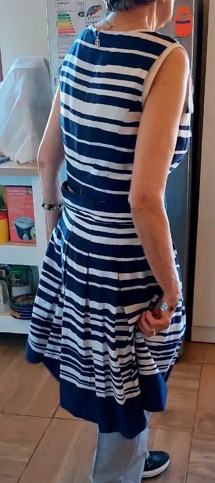 Vestido a rayas azul y blanco sin mangas - 4