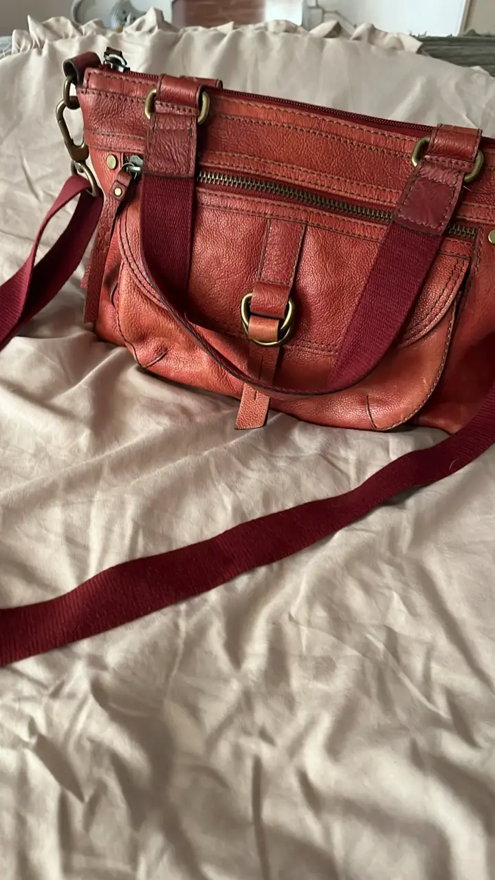 Bolso de cuero rojo con correa ajustable - 1