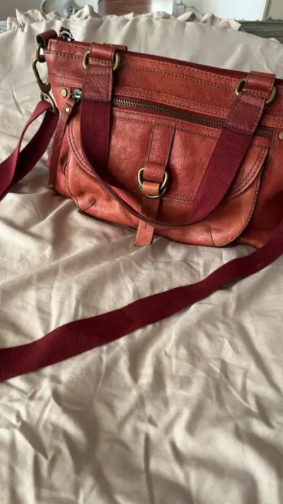 Bolso de cuero rojo con correa ajustable - miniatura 1