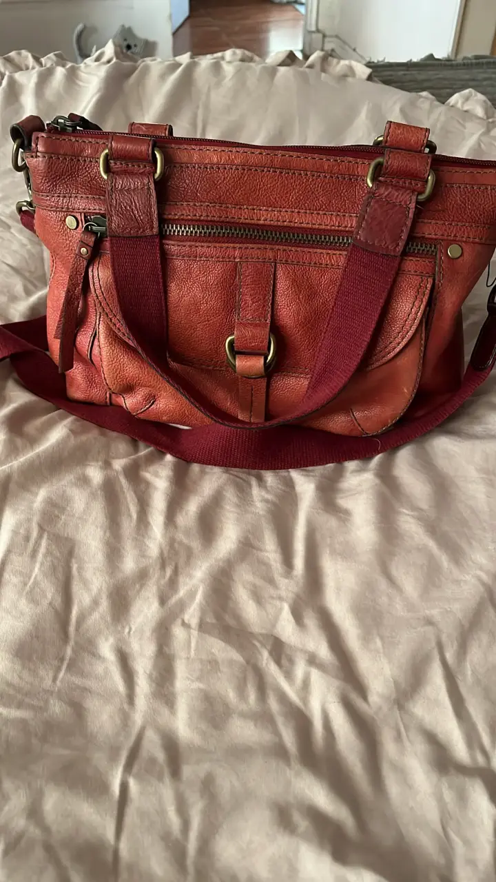 Bolso de cuero rojo con correa ajustable - 2