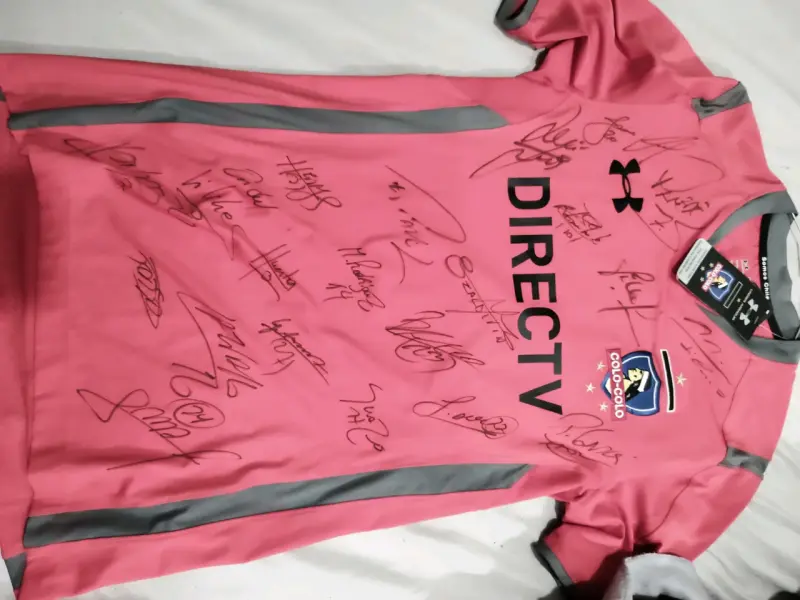 Camiseta firmada Colo Colo Under Armour rosa