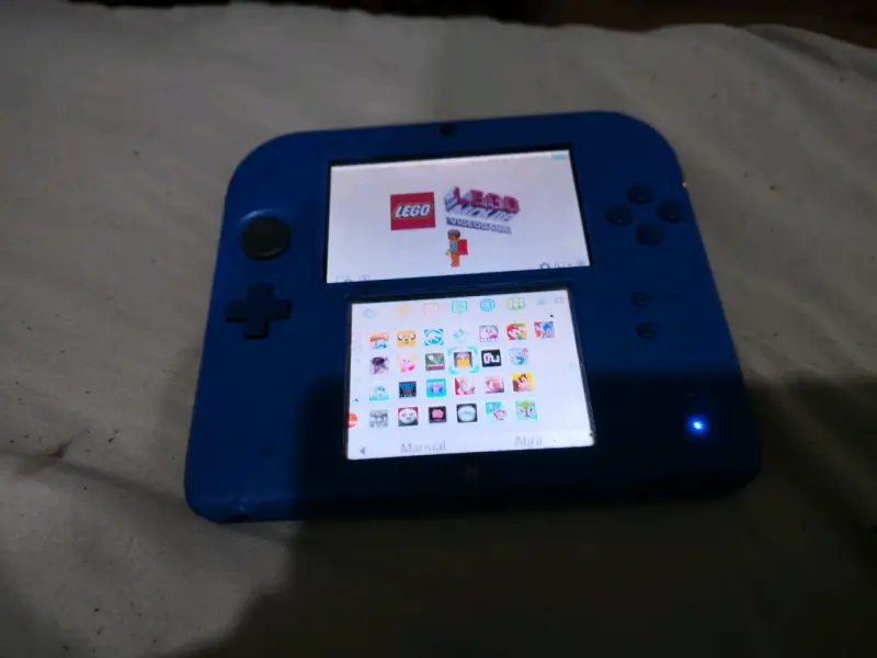 Consola portátil Nintendo 2DS azul con juegos
