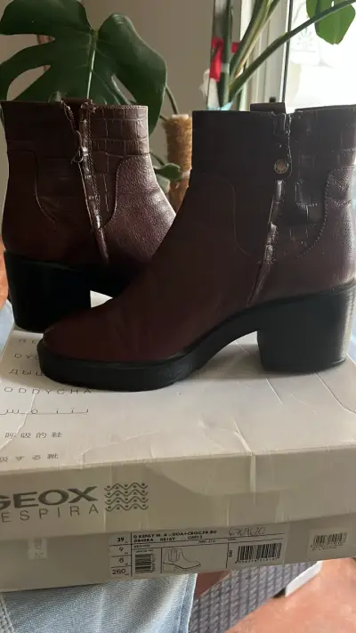 Botines de cuero marrón Geox con tacón - miniatura 1