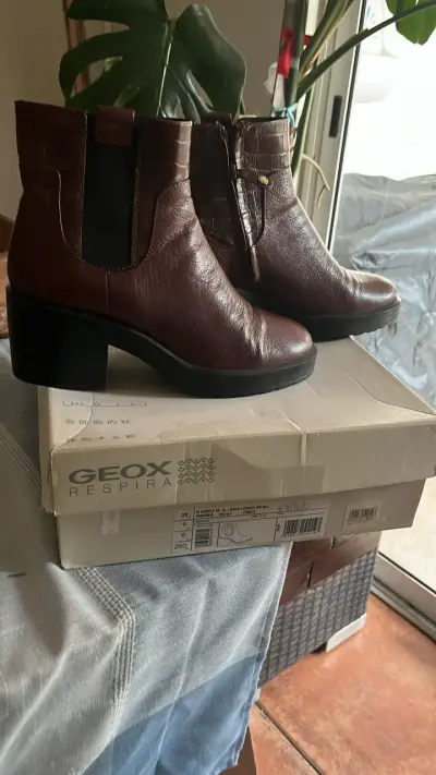 Botines de cuero marrón Geox con tacón - miniatura 2