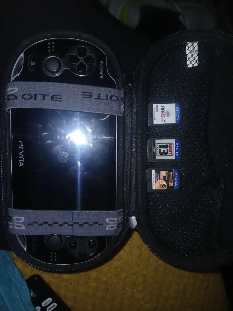 Consola portátil Sony PS Vita con juegos