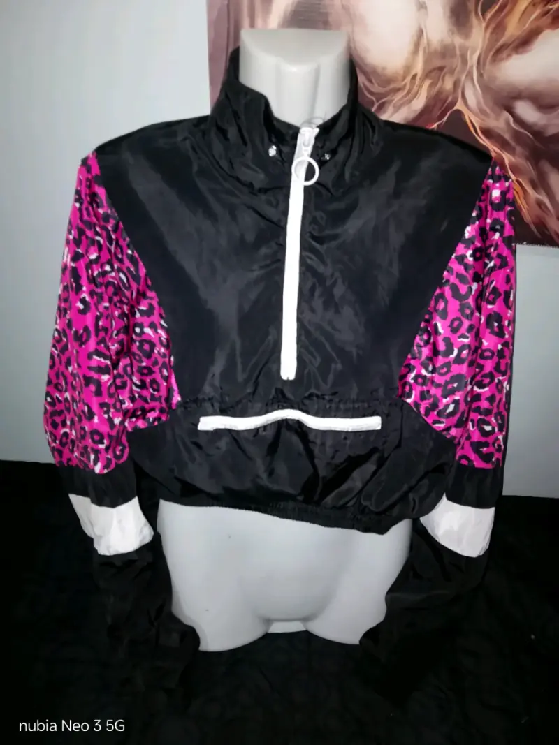 Chaqueta Deportiva Negra con Estampado Animal Print - 1