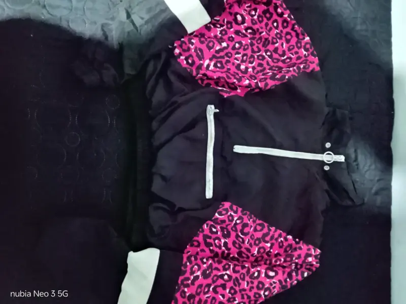 Chaqueta Deportiva Negra con Estampado Animal Print - 2