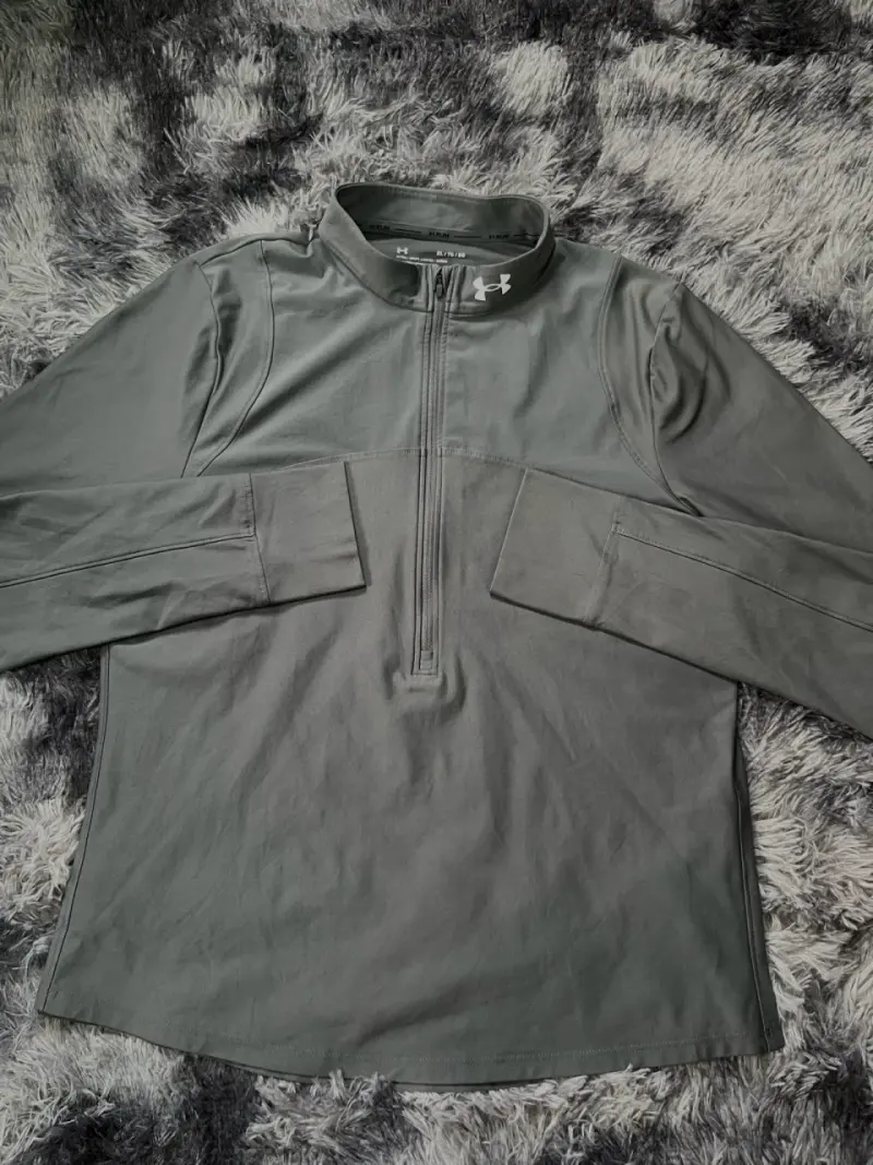 Polera deportiva gris Under Armour para correr - 1