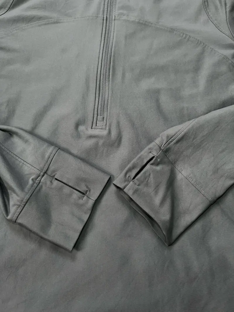 Polera deportiva gris Under Armour para correr - 2