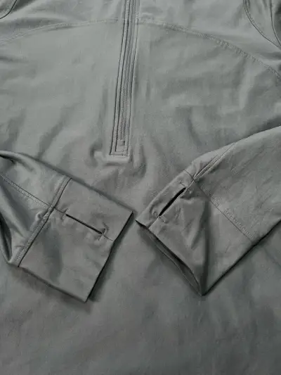 Polera deportiva gris Under Armour para correr - miniatura 2