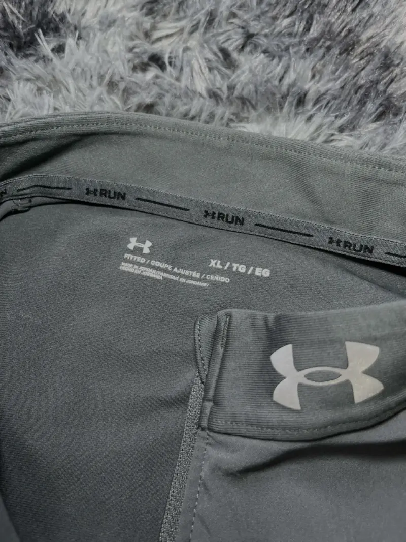 Polera deportiva gris Under Armour para correr - 3
