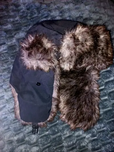 Gorro de invierno con forro de piel sintética - miniatura 1