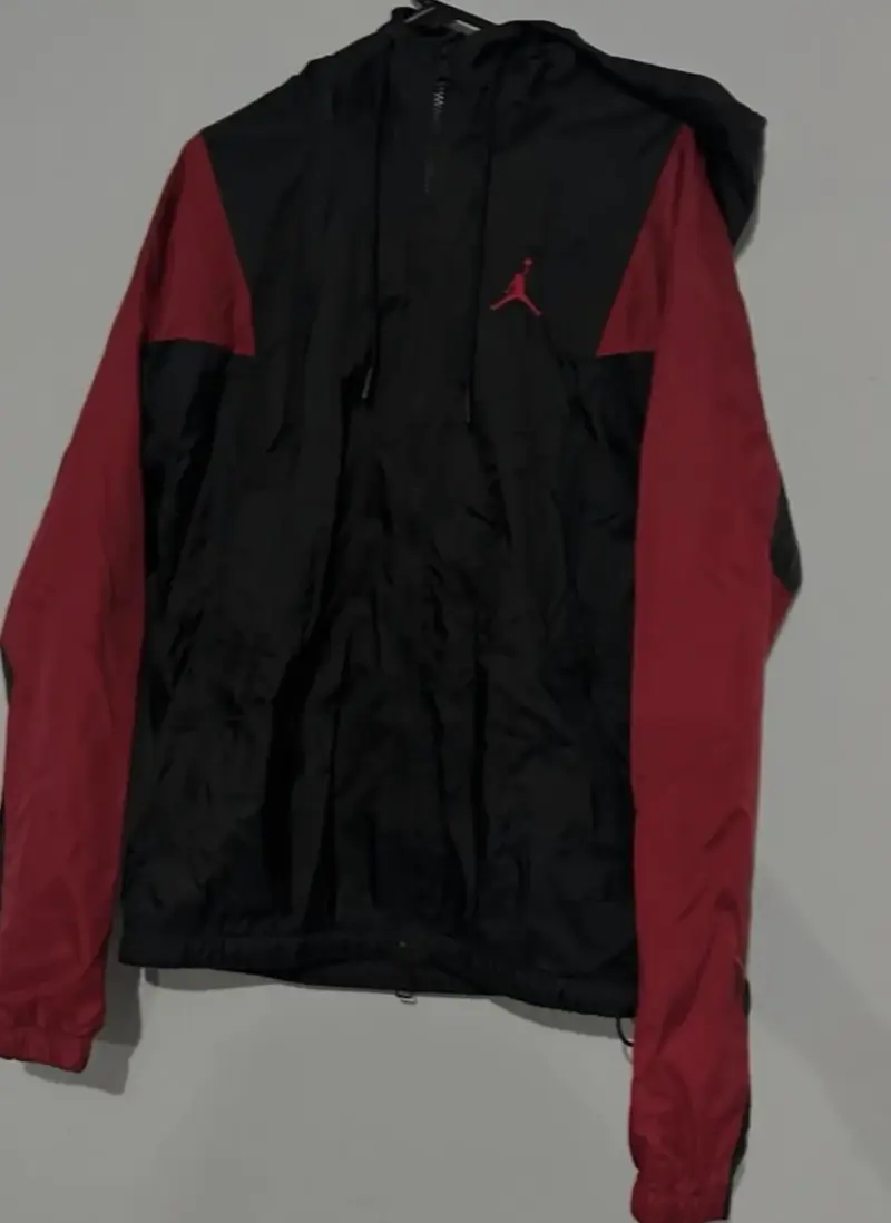 Chaqueta deportiva negra y roja con capucha