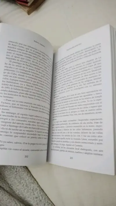 Libro 'Nuestros años verde olivo' de Roberto Ampuero - miniatura 6