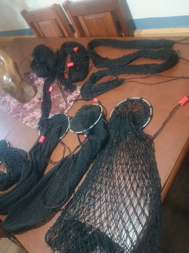 Red de pesca negra con flotadores