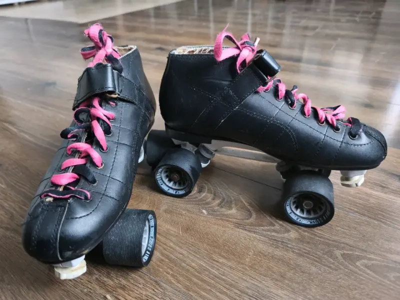 Patines de Cuatro Ruedas Negros con Cordones Rosados
