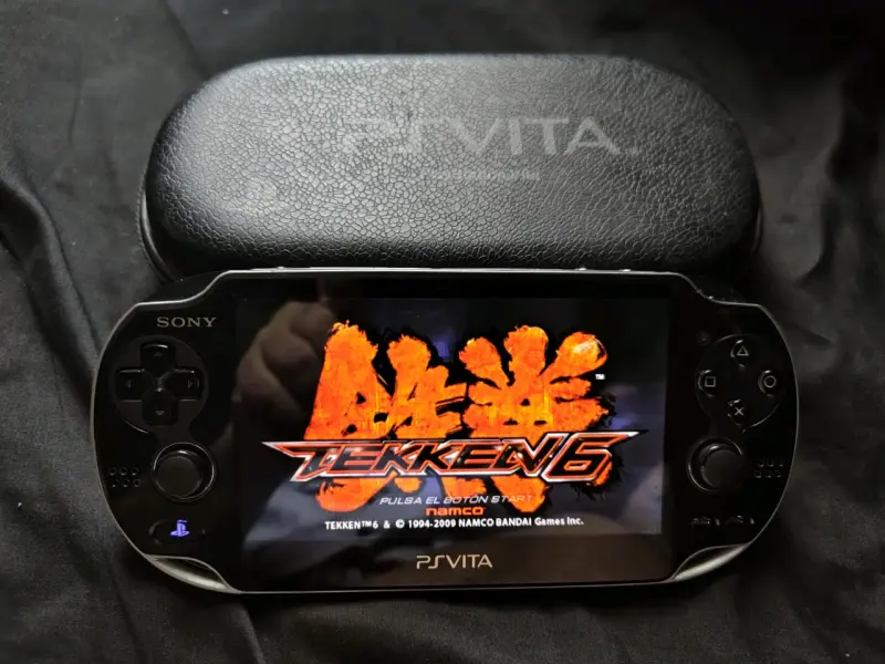 Consola portátil Sony PS Vita con funda, cargador. - 2