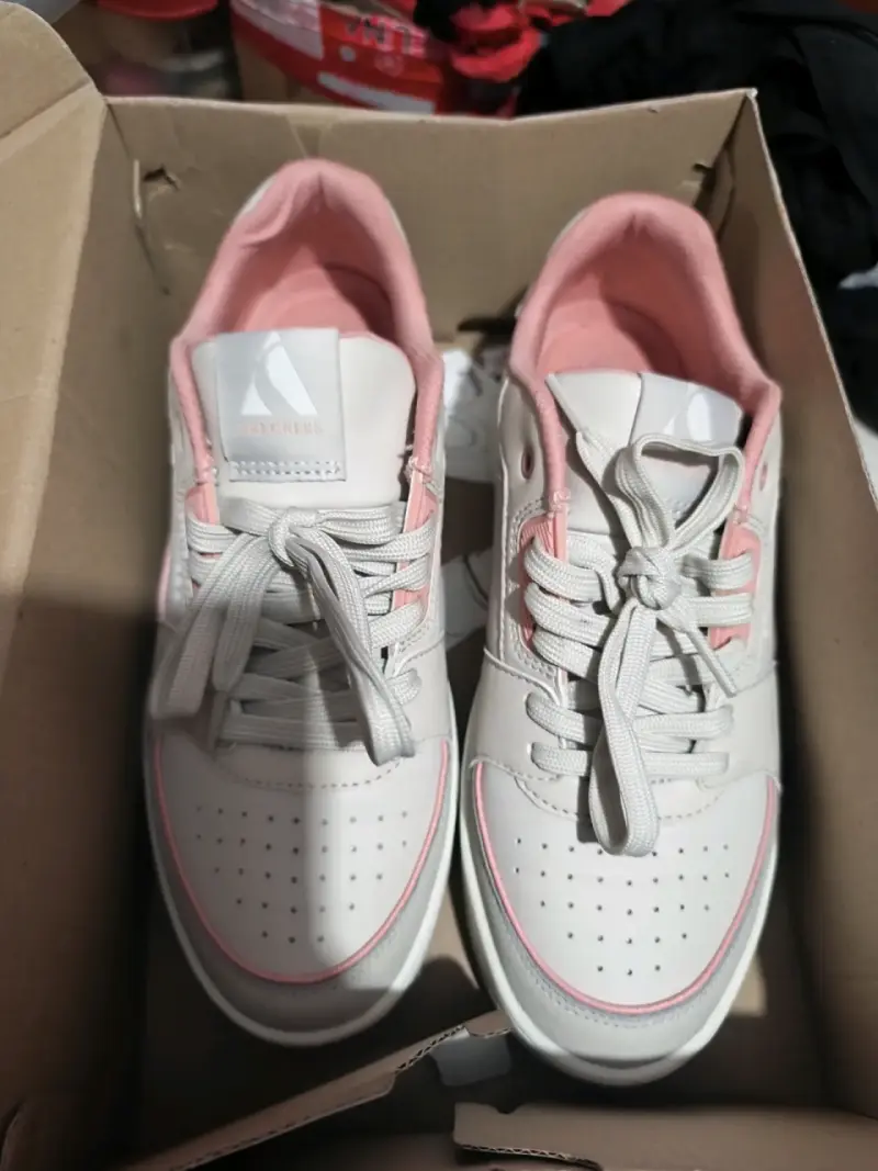 Zapatillas deportivas blancas con detalles rosados