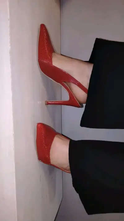 Hermosos zapatos de tacón rojos - miniatura 1