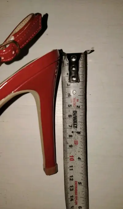 Hermosos zapatos de tacón rojos - miniatura 2