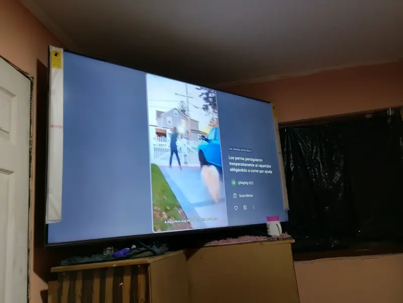Televisor LED de gran tamaño para sala de estar