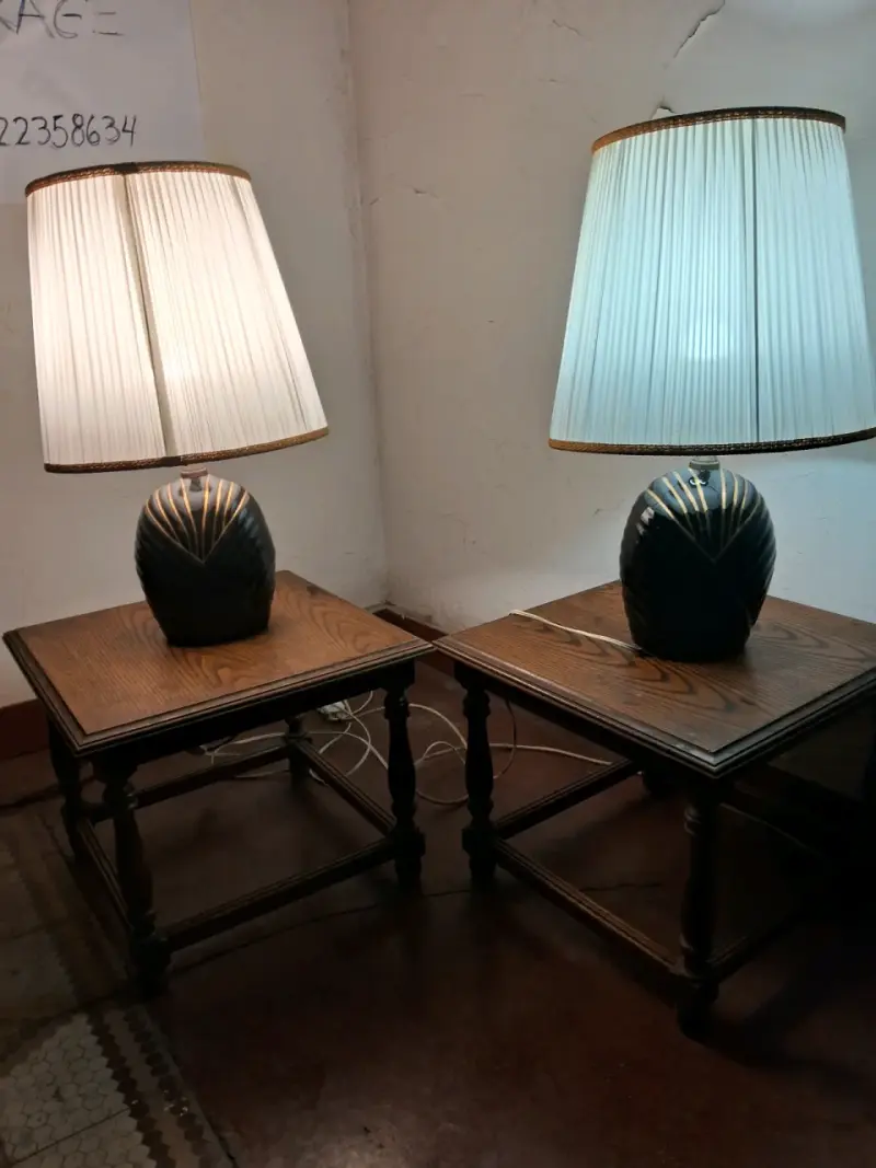 Juego de mesas de madera con lámparas decorativas - 1