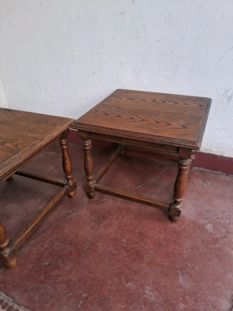 Juego de mesas de madera con lámparas decorativas - 2