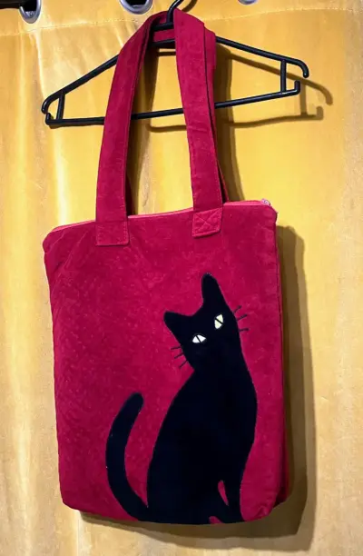 Bolso tote rojo con diseño de gato negro - miniatura 1