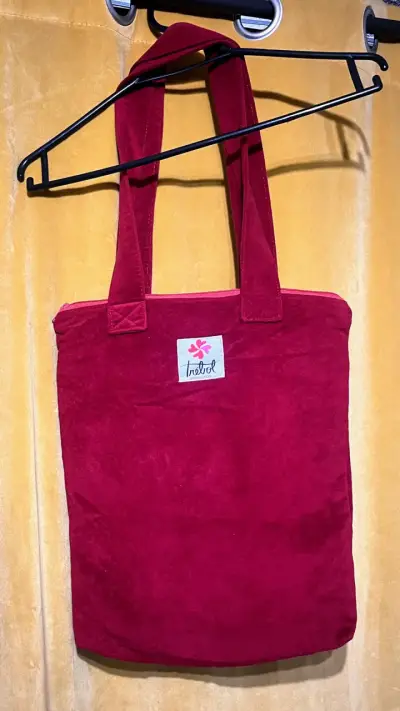 Bolso tote rojo con diseño de gato negro - miniatura 2