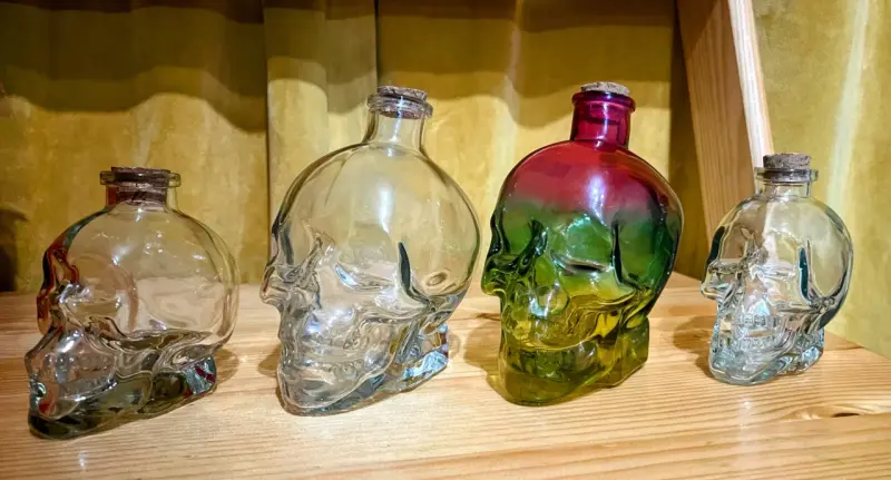 Botellas de vidrio en forma de calavera - 3