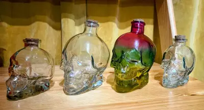Botellas de vidrio en forma de calavera - miniatura 3
