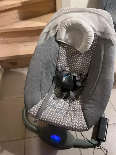 Silla mecedora eléctrica para bebé con malla protectora - miniatura 1