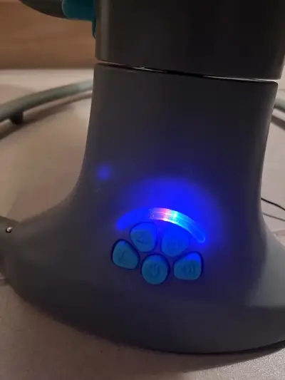 Silla mecedora eléctrica para bebé con malla protectora - miniatura 2
