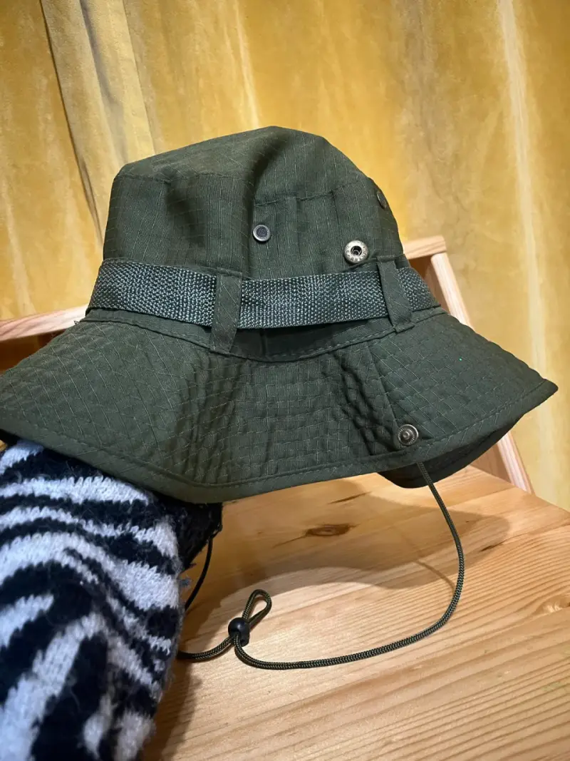 Sombrero de pesca verde con cordón ajustable - 1