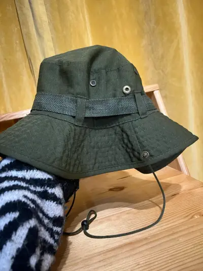Sombrero de pesca verde con cordón ajustable - miniatura 1