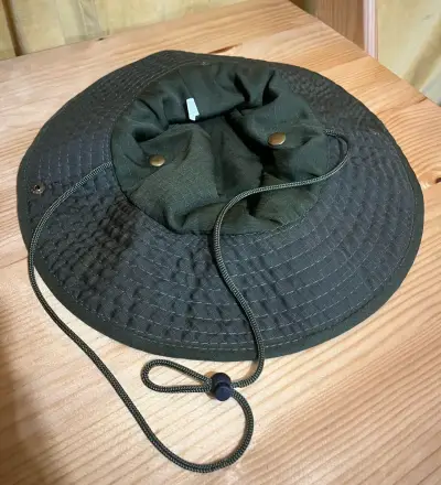 Sombrero de pesca verde con cordón ajustable - miniatura 3