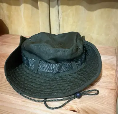 Sombrero de pesca verde con cordón ajustable - miniatura 4