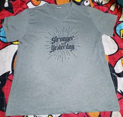 Polera Gris Cuello V "Stronger Than Yesterday" - miniatura 1