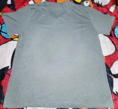 Polera Gris Cuello V "Stronger Than Yesterday" - miniatura 2