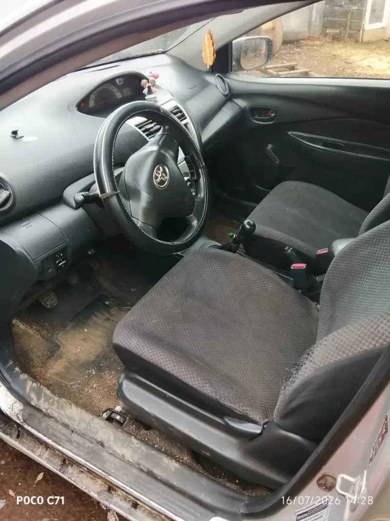 Toyota Yaris 2007 en buen estado - 5