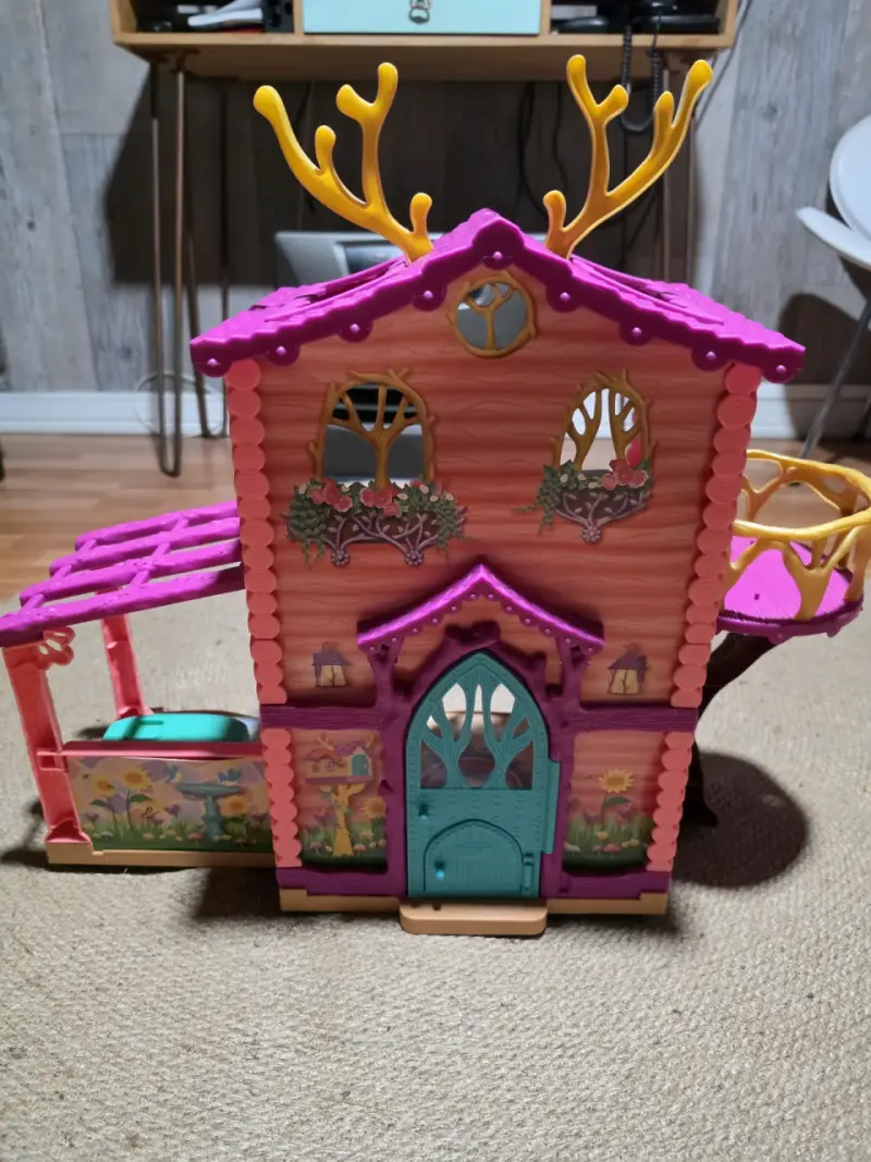 Casa de muñecas de fantasía con diseño colorido - 1
