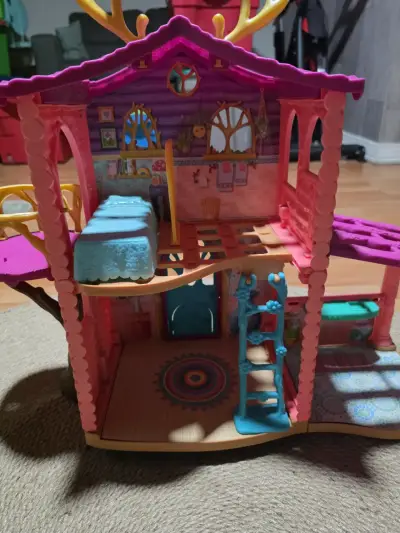 Casa de muñecas de fantasía con diseño colorido - miniatura 2
