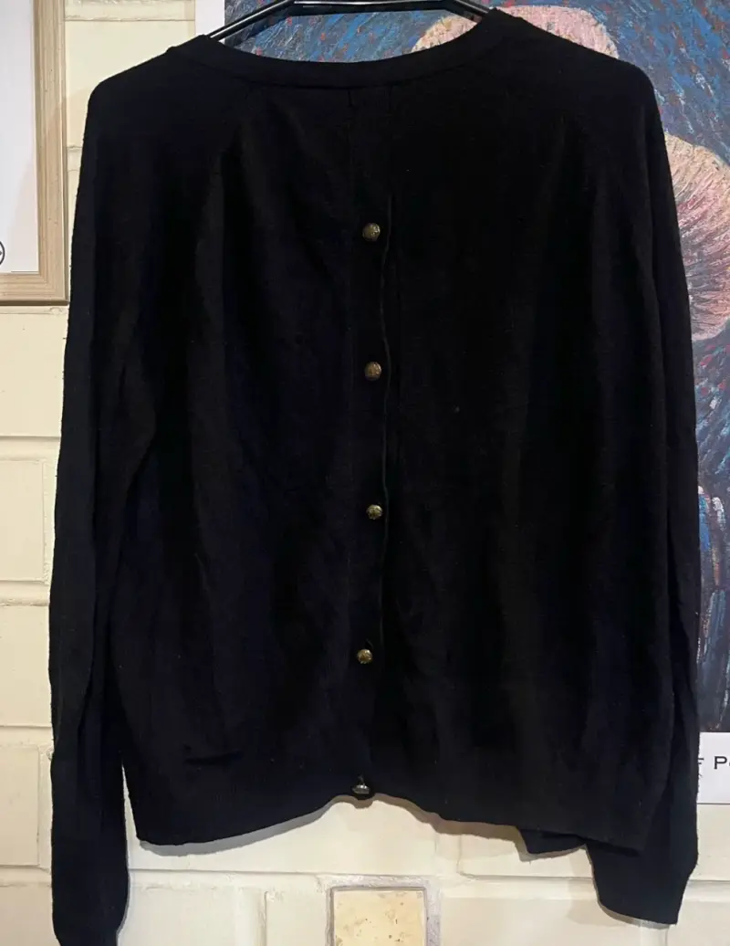 Cardigan negro de lana con botones - 3