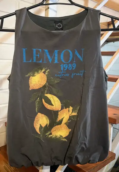 Polera sin mangas gris con diseño de limones - miniatura 1
