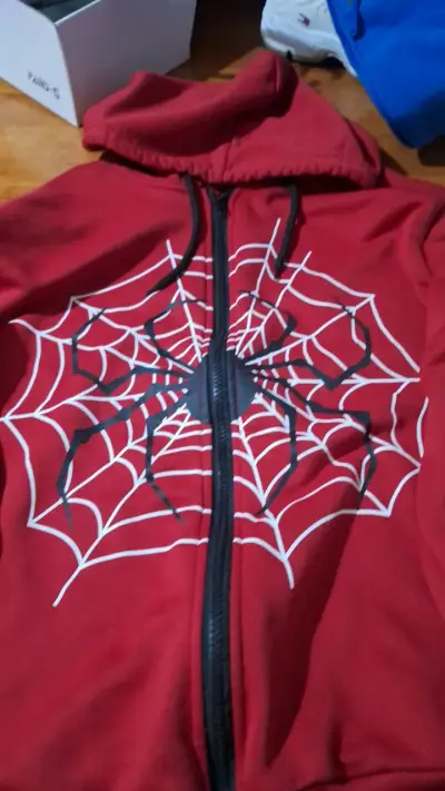 Polerón rojo con diseño de telaraña para niños - miniatura 1