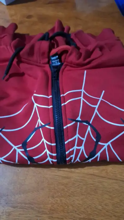 Polerón rojo con diseño de telaraña para niños - miniatura 3