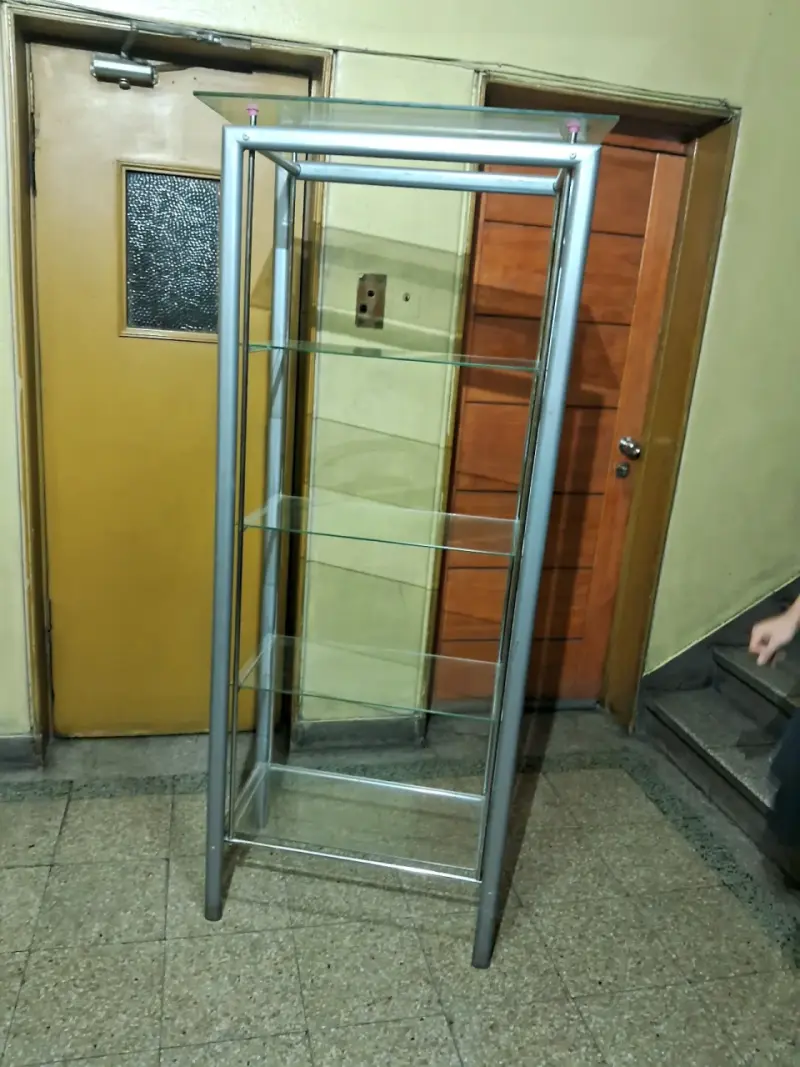 Vitrina de vidrio con estructura metálica - 2