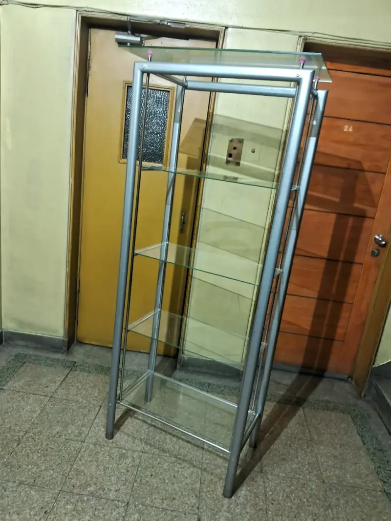 Vitrina de vidrio con estructura metálica - 3